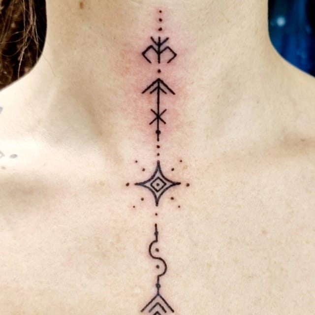 EINE KRAFTSYMBOLTATTOO-GESCHICHTE
